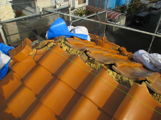 明石市の棟積み直し工事における既存棟の撤去工程